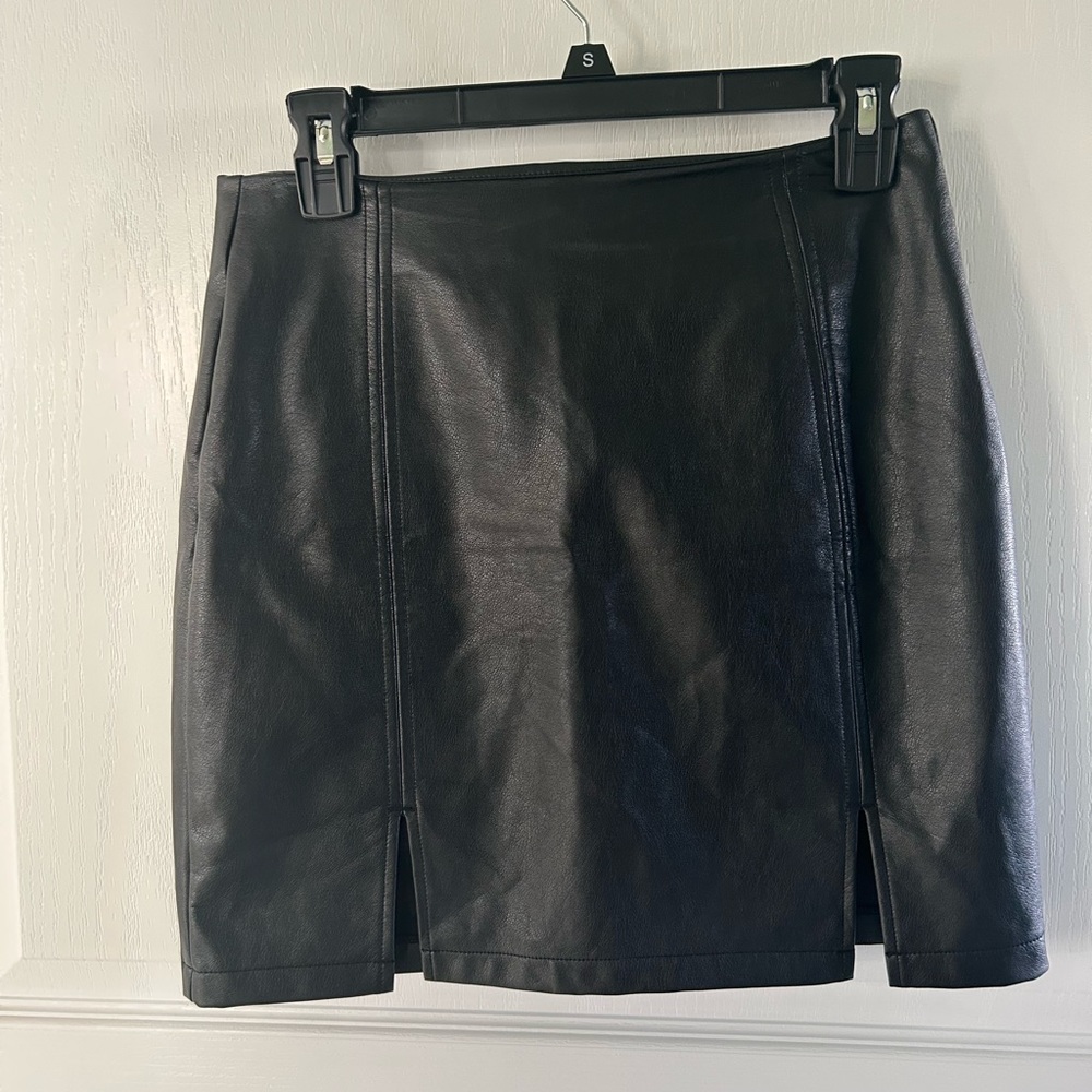 Mangapop faux leather skirt, size M, short with slits at hem in the front